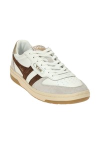 Sneakers in pelle bianca con accenti in suede marrone, dotati di una punta perforata, chiusura con lacci e suola in gomma beige. Marchio Gola visibile.
