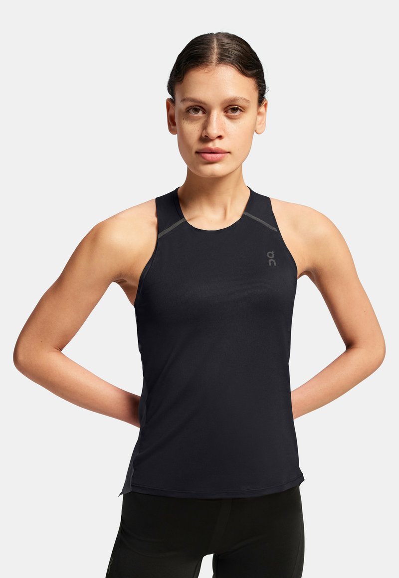 Schwarzes Sport-Tanktop mit tailliertem Schnitt, ausgestattet mit einem runden Halsausschnitt und Racerback-Design. Dezente graue Akzente an den Schultern.