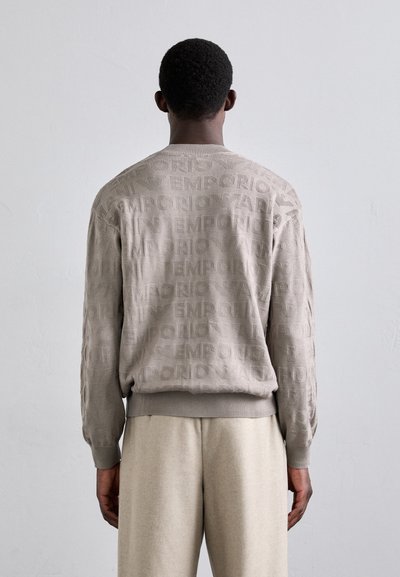Maglione beige a maglia con un motivo testurizzato e il nome del marchio "Emporio" sulla schiena, maniche a costine e orlo.