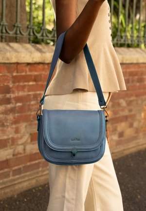 Gusti Leder, SMALL WOMAN HANDBAG HANNI - Håndtasker - blau