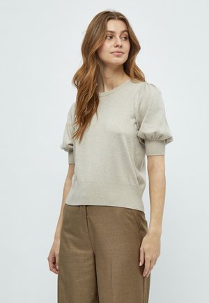 Light beige short-sleeve sweater with a ribbed hem and puffed sleeves, made of soft fabric, paired with brown trousers.