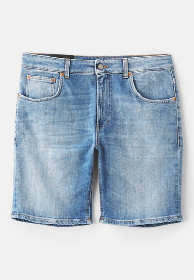 Shorts de mezclilla en azul claro con corte recto, cinco bolsillos y acentos de costura naranja. Dobladillo sin terminar para un acabado casual.