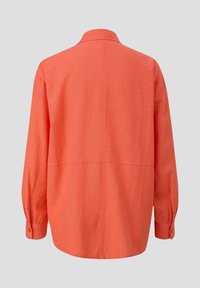 Langdurige mouwblouse van helder koraalkleurige stof, met een effen textuur, knoopmanchetten en een kraaghals, met een comfortabele pasvorm en platte naden.