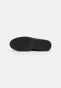 Converse CHUCK TAYLOR ALL STAR LUGGED 2.0 - Gležnjarji s platformo - black/sharkskin