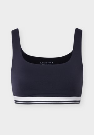 Tmavě modrá sportovní podprsenka se širokými ramínky a bílým elastickým pruhem s dvěma tenkými černými pruhy na spodní straně.