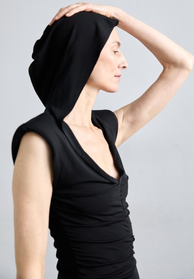 Vestido negro ajustado con capucha, que presenta un escote en V profundo y textura recogida a lo largo del cuerpo. Tejido suave, mangas cortas.