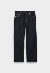 Jean en denim bleu foncé avec une coupe droite, cinq poches, des rivets en cuivre et des coutures contrastantes jaunes.