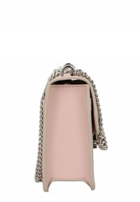 Borsa in pelle sintetica rosa con finitura texturizzata, tracolla in catena argentata e forma rettangolare con un'ampia apertura nella parte superiore.