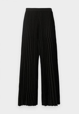 Zwarte ruime broek met verticale plooien en een getailleerde tailleband, recht van voren weergegeven op een effen witte achtergrond.