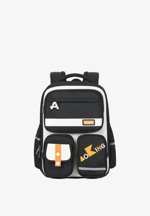 Zaino nero e bianco con tre tasche frontali con cerniera, dettagli arancioni, tasche laterali in rete, spallacci imbottiti e marchio "AOKING" sul pannello frontale.