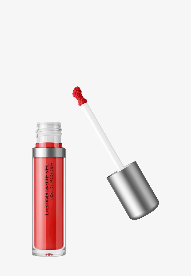 Punainen nestemäinen mattahuulipuna hopeisella korkilla ja kaltevalla aplikaattorivartella, esitettynä avoimena yksinkertaista valkoista taustaa vasten.