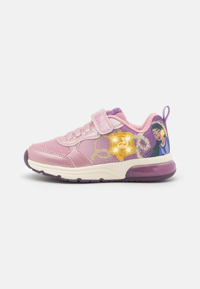 Sneaker pour enfants rose et violet avec une sangle pailletée, un détail étoile lumineux et une illustration de fille de dessin animé sur le talon.