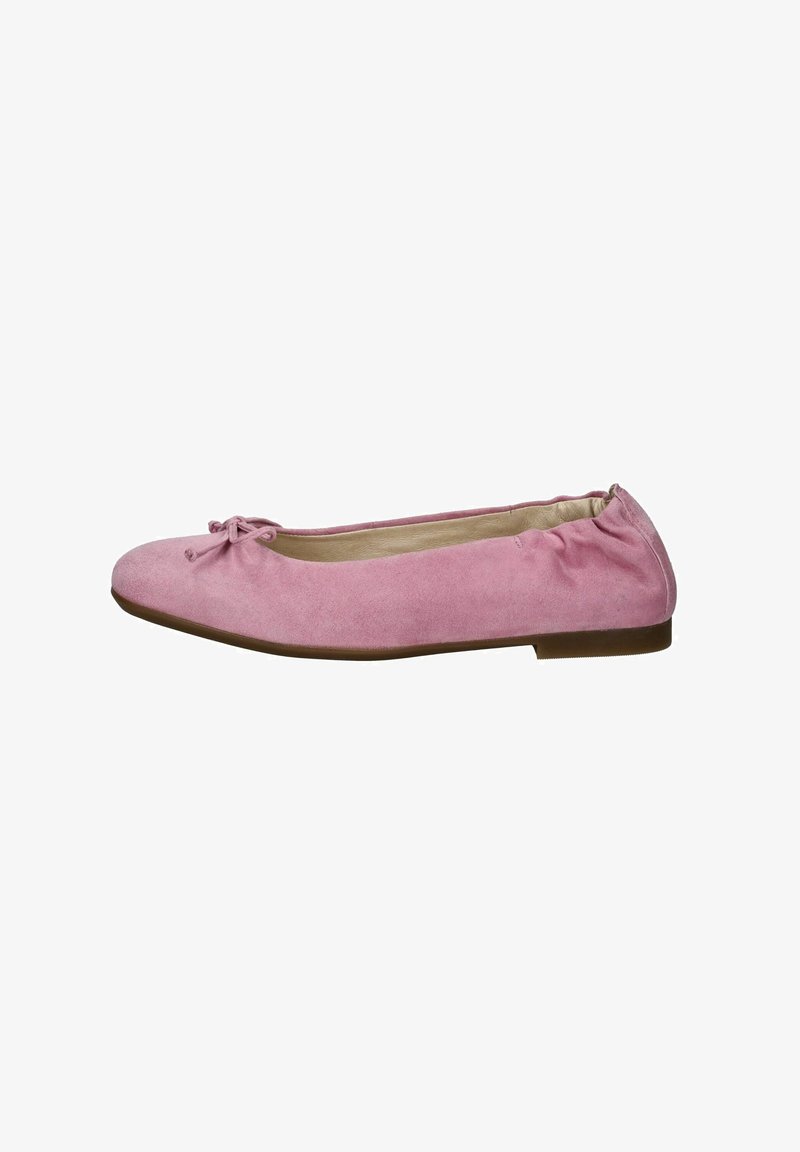 Ballerine en daim rose avec un petit nœud sur le bout arrondi, dos élastiqué et semelle plate marron.