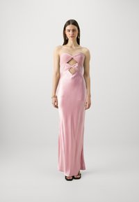 Ružová saténová bezramienková večerná šaty s výrezmi a uzlovými detailmi. Šaty s dĺžkou po zem, hladkou textúrou a priliehavým strihom.
