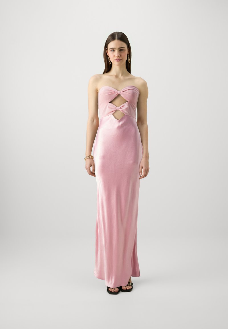 Ružová saténová bezramienková večerná šaty s výrezmi a uzlovými detailmi. Šaty s dĺžkou po zem, hladkou textúrou a priliehavým strihom.