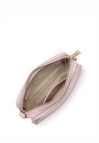 Lichtroze leren pouch met een gouden ritssluiting, voorzien van een gladde textuur en een beige binnenvoering, meerdere vakken en een minimalistisch ontwerp.