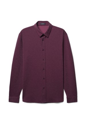 Chemise à manches longues de couleur bordeaux profond, fabriquée en tissu texturé avec un subtil éclat. Présente un col boutonné et des boutons sur le devant.