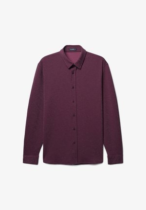Chemise à manches longues de couleur bordeaux profond, fabriquée en tissu texturé avec un subtil éclat. Présente un col boutonné et des boutons sur le devant.
