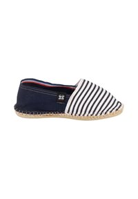Chaussure slip-on en toile avec une tige rayée blanche et marine, bout arrondi et semelle en jute tressé. Présente une petite étiquette logo noire sur le côté.