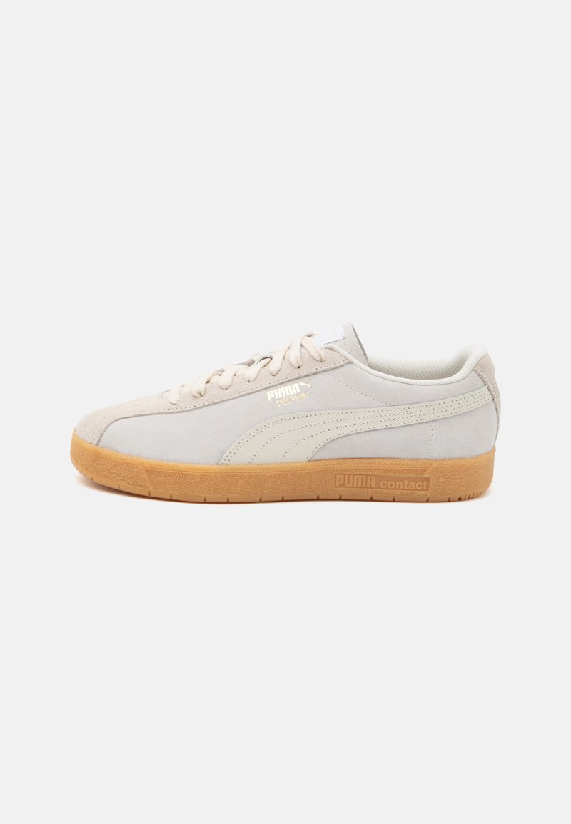 Beige Wildlederschuhe mit einem weißen Puma-Streifen und einer Sohle aus Gummirubber. Verfügt über flache Schnürsenkel und einen gepolsterten Schaft für zusätzlichen Komfort.