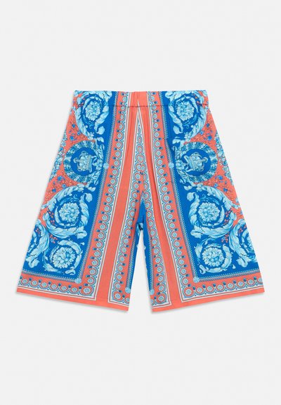 Μπλε και κοραλλί σορτς με περίπλοκα ανθικά και σπειροειδή σχέδια, που διαθέτουν συμμετρικές κάθετες ρίγες και κυκλικά διακοσμητικά μοτίβα.