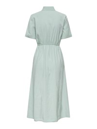 Robe midi vert clair à manches courtes, avec col et taille élastique resserrée, vue de dos sur fond blanc.