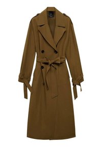 Abrigo marrón de trench fabricado en una tela suave. Presenta un diseño de doble botonadura, grandes solapas, cintura ceñida con cinturón y dos bolsillos delanteros.