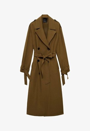 Cappotto trench marrone realizzato in un tessuto morbido. Caratterizzato da un design doppiopetto, ampi risvolti, vita con cintura e due tasche frontali.