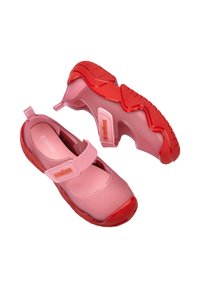 Różowo-czerwone syntetyczne buty z teksturowaną cholewką, okrągłym noskiem, regulowanym paskiem i wzorzystą podeszwą zapewniającą przyczepność.
