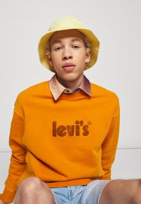 Levi's® GRAPHIC CREW - Camisola - ochre