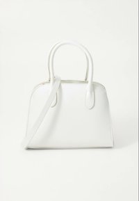 Λευκή δερμάτινη τσάντα χειρός με δομημένο σχέδιο, διπλές λαβές στο πάνω μέρος και αφαιρούμενο ιμάντα ώμου. Ομαλή υφή και κλείσιμο με φερμουάρ.