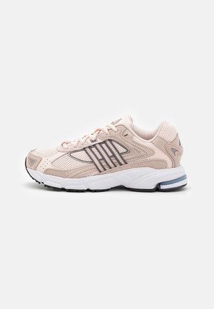 Baskets de sport rose clair avec une tige en mesh, des rayures grises et une épaisse semelle blanche dotée d'un profil noir et d'un accent bleu.