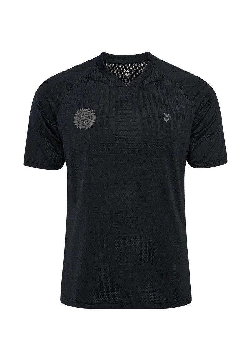 Zwart sportshirt met korte mouwen en V-hals, van textuurstof, met gaasdetails en een cirkelvormig logo op de linkerkant van de borst.