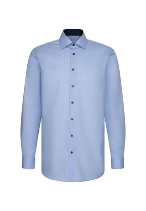 Chemise habillée pour homme à manches longues bleu clair avec des boutons foncés et un col pointu, présentée de face sur un fond blanc.