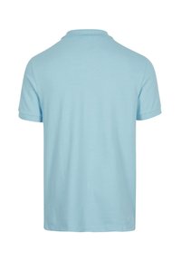 Světle modrá pánská polo košile z bavlny s jemnou texturou, krátkým rukávem a klasickým límečkem. Čistý, jednoduchý design s rovním lemem.