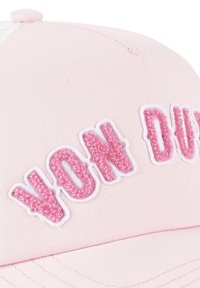 Gorra de béisbol rosa con letras en relieve "VON DUTCH" en un material texturizado rosa con contornos blancos sobre un fondo de tela lisa.