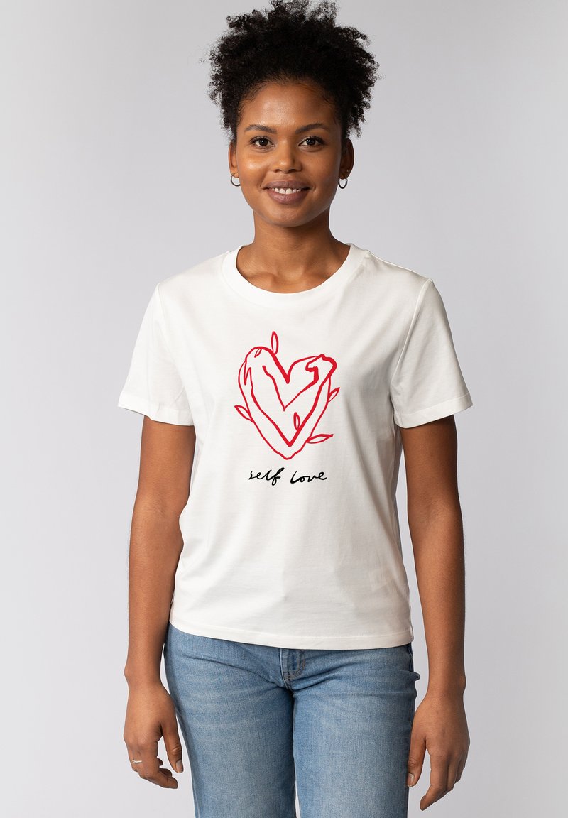 Weißes Baumwoll-T-Shirt mit einer roten Herzumrandung und Blättern sowie dem Text "Self Love" in Schwarz, kurzen Ärmeln und rundem Halsausschnitt.
