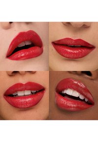Cuatro imágenes en primer plano de labios con un pintalabios rojo brillante. Diferentes formas de labios, mostrando una textura suave y un color vibrante en varios tonos de piel.