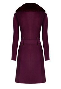 Bordeauxrode jas met een bontkraag, lange mouwen, getailleerde pasvorm, met gouden knopen en opvallende naden, gemaakt van gestructureerde stof.