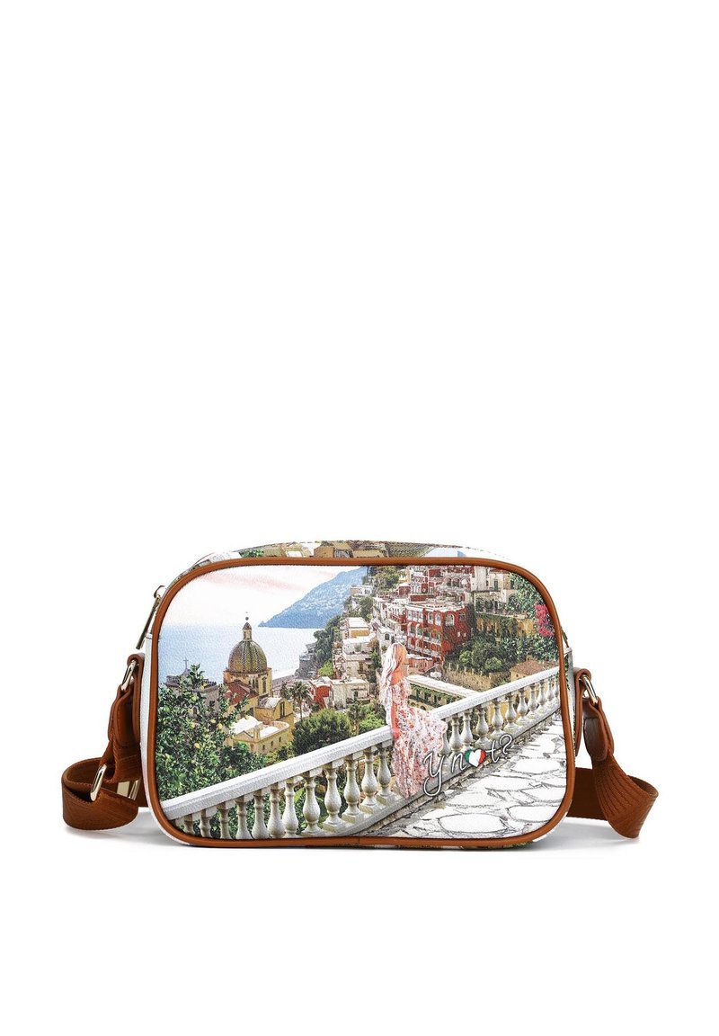 Borsa a tracolla rettangolare marrone con un'immagine stampata di una scena costiera che raffigura una donna su un balcone, con un parapetto bianco e edifici colorati.