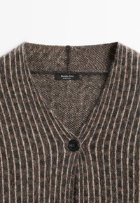 Brązowy dziergany kardigan z dekoltem w serek, pionowymi paskami i pojedynczym czarnym guzikiem. Metka z napisem "Massimo Dutti". Materiał z teksturowanej mieszanki wełny.