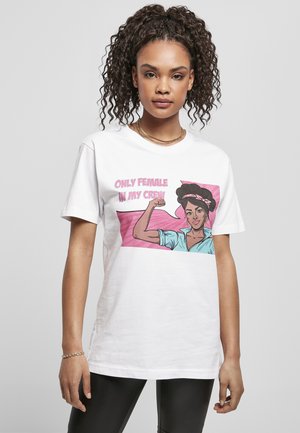 Weißes Baumwoll-T-Shirt mit einem bunten Grafikmotiv einer Frau, die ihren Arm flexet, und dem Text "NUR WEIBLICH IN MEINEM TEAM" in Pink.