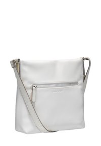 Bolso bandolera blanco hecho de material texturizado, con un bolsillo delantero con cremallera, correa ajustable y un discreto detalle de la marca.