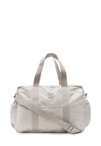 Gequilte witte duffelbag met twee bovenhandvatten en een afneembare schouderband. Geverfde textuur met een voorzak met ritssluiting en logo-detail.