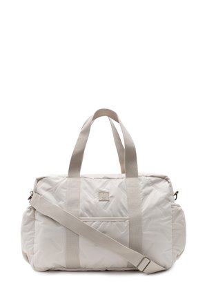 Sac de sport matelassé blanc avec deux poignées supérieures et une bandoulière amovible. Motif texturé avec une poche zippée à l'avant et un détail de logo.