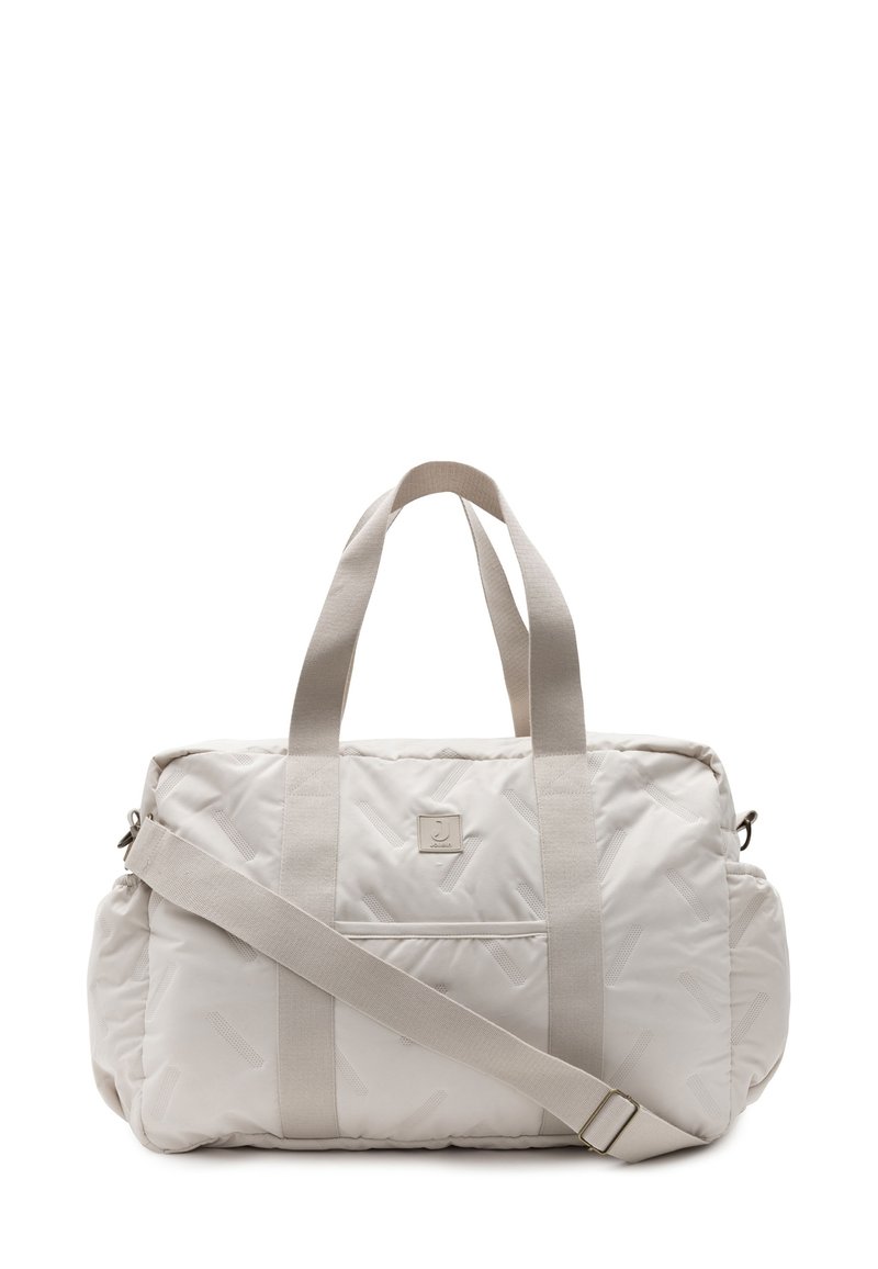 Gequilte witte duffelbag met twee bovenhandvatten en een afneembare schouderband. Geverfde textuur met een voorzak met ritssluiting en logo-detail.
