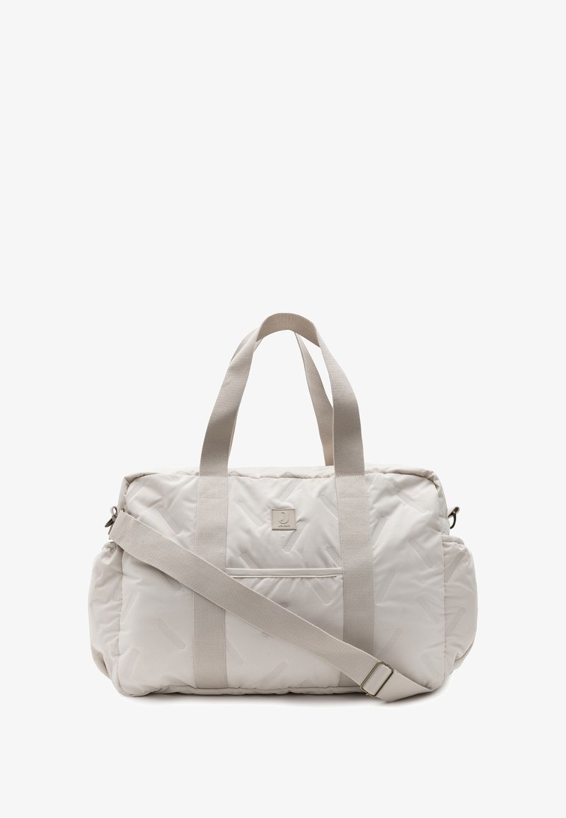 Gequilte witte duffelbag met twee bovenhandvatten en een afneembare schouderband. Geverfde textuur met een voorzak met ritssluiting en logo-detail.