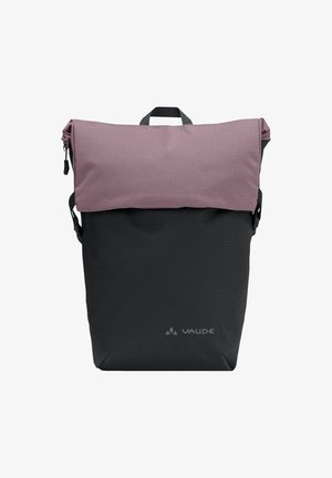 Sac à dos à rabat roulé bicolore avec rabat violet doux et corps noir, doté d'une petite poignée et du logo Vaude à l'avant.
