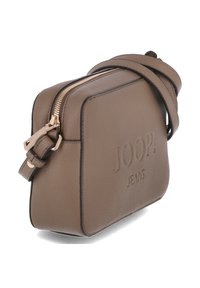 Brun læder taske med tekstureret finish, gyldent lynlås, præget logo og justerbar rem. Firkantet design.