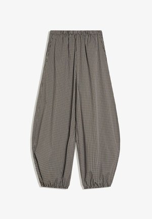 Pantaloni largi în carouri maro și alb, cu talie elastică și manșete elastice adunate la glezne, pe fundal alb.